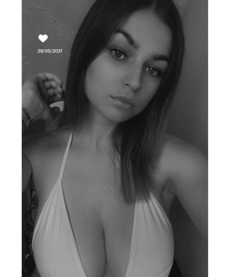 Naakte gelekte OnlyFans-foto van Chloe Louise Thomas