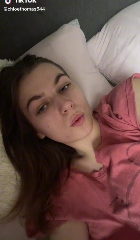 Naakte gelekte OnlyFans-foto van Chloe Louise Thomas