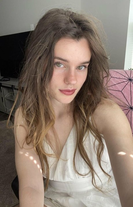 Naakte gelekte OnlyFans-foto van Kesde
