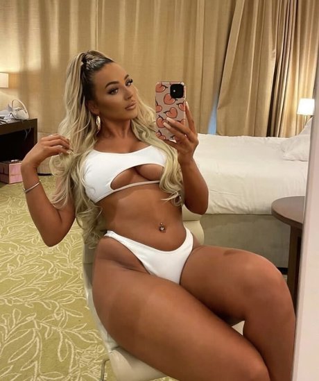 Naakte gelekte OnlyFans-foto van Beth Amelia