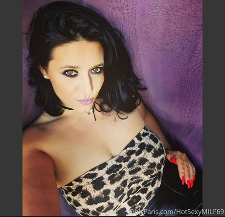 Naakte gelekte OnlyFans-foto van Hotsexymommy69