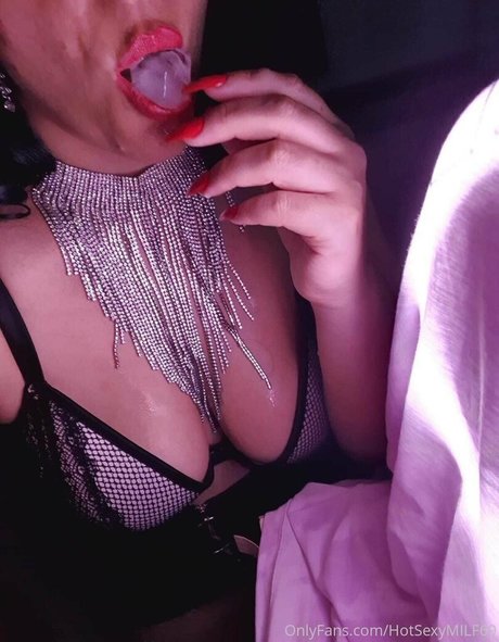 Naakte gelekte OnlyFans-foto van Hotsexymommy69