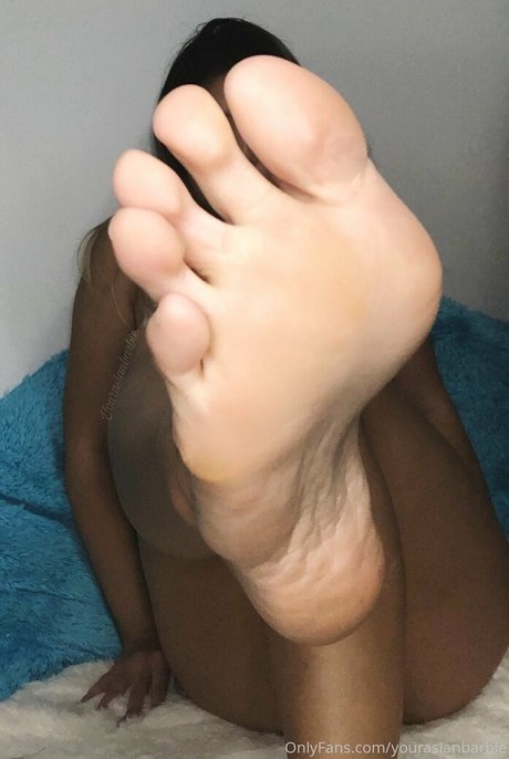 Naakte gelekte OnlyFans-foto van Asianbarbiefree