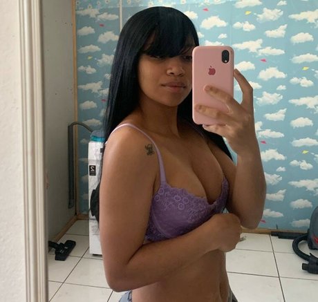 Naakte gelekte OnlyFans-foto van Thami