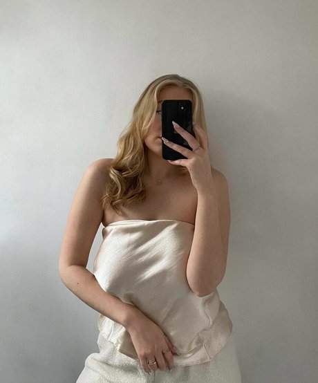 Naakte gelekte OnlyFans-foto van Lotten Sheppard