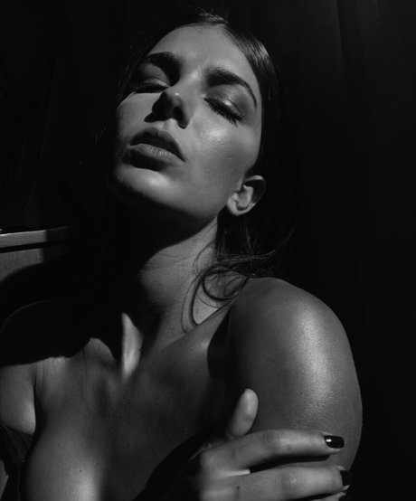 Naakte gelekte OnlyFans-foto van Alicia Londono