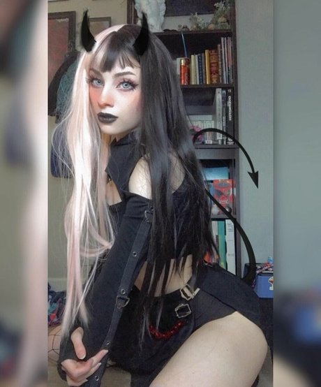 Naakte gelekte OnlyFans-foto van Spaceyellise