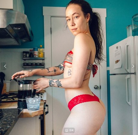 Naakte gelekte OnlyFans-foto van Nina Defilla