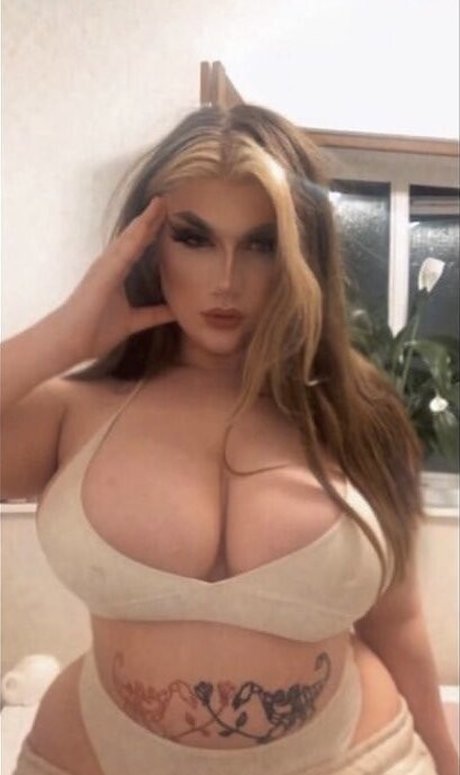 Naakte gelekte OnlyFans-foto van Heys0phie