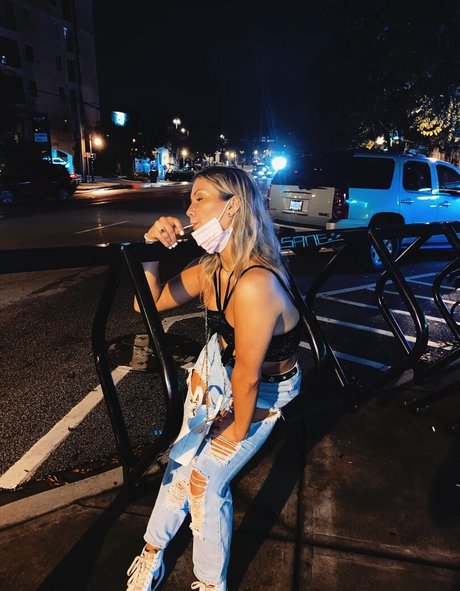 Naakte gelekte OnlyFans-foto van Leah Booth