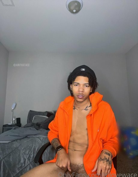 Naakte gelekte OnlyFans-foto van Inlovewace