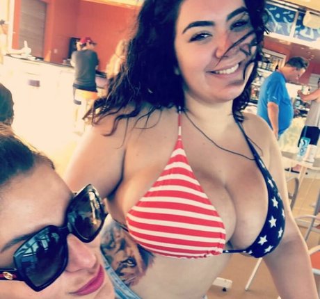 Naakte gelekte OnlyFans-foto van Nicky Nicole