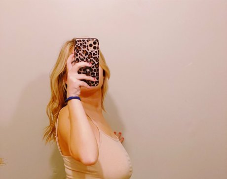 Naakte gelekte OnlyFans-foto van Summer Hope