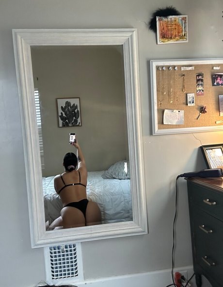 Naakte gelekte OnlyFans-foto van Buffgranola