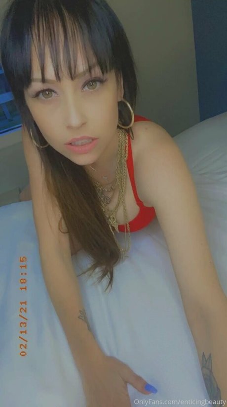 Naakte gelekte OnlyFans-foto van Enticingbeauty