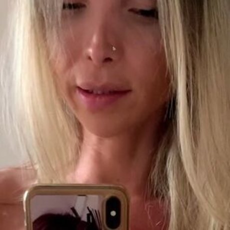 Naakte gelekte OnlyFans-foto van Carla Novaes