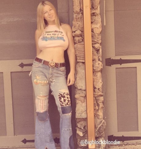 Naakte gelekte OnlyFans-foto van Bigblockblondie