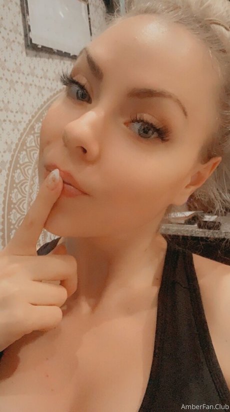 Naakte gelekte OnlyFans-foto van Nina Rei