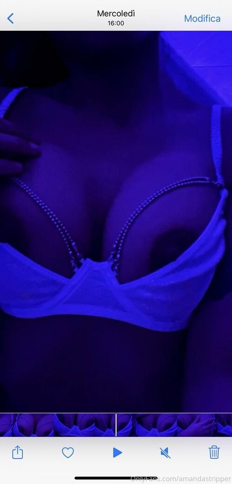Naakte gelekte OnlyFans-foto van Amandastripper