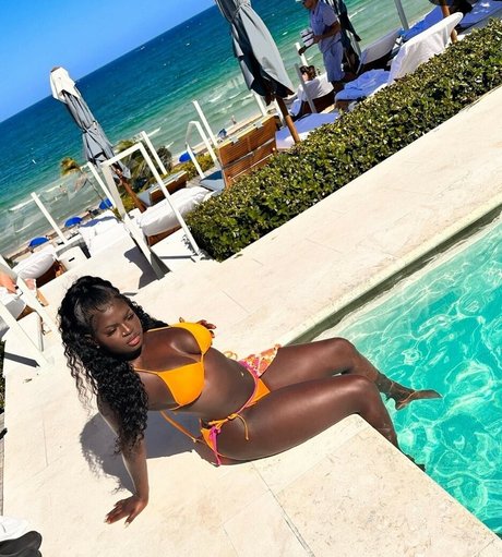 Naakte gelekte OnlyFans-foto van Doseofneez