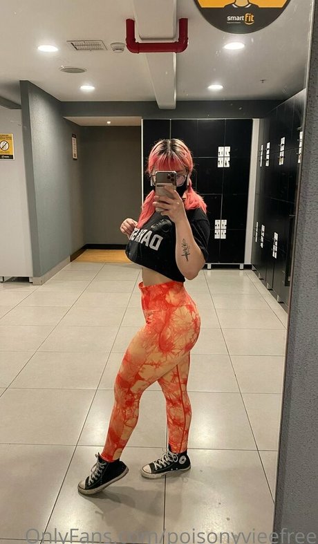 Naakte gelekte OnlyFans-foto van Poisonyvieefree
