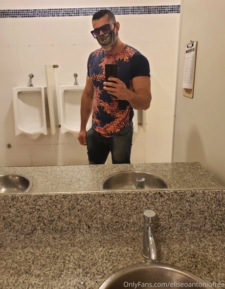 Naakte gelekte OnlyFans-foto van Eliseoantoniofree