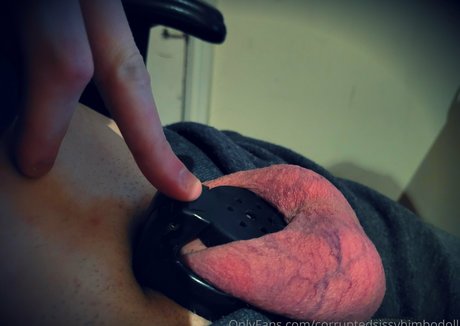 Naakte gelekte OnlyFans-foto van Corruptedsissybimbodoll