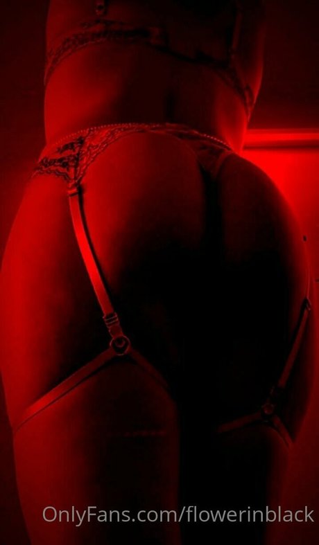 Naakte gelekte OnlyFans-foto van Flowerinblack