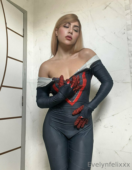 Naakte gelekte OnlyFans-foto van Evelyn Felix