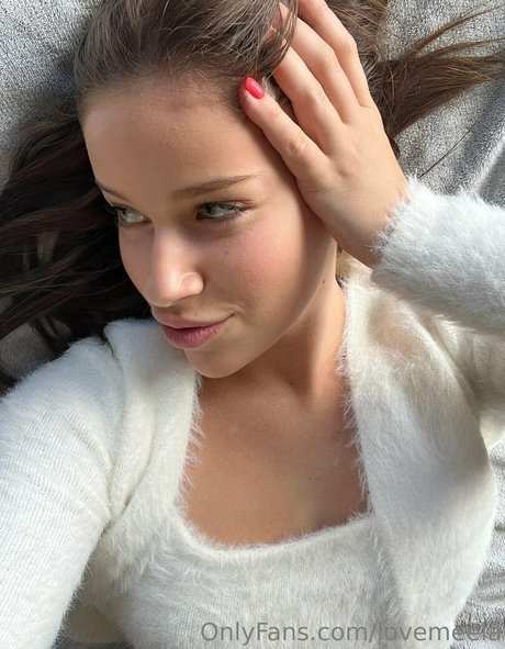 Naakte gelekte OnlyFans-foto van Lovemeela