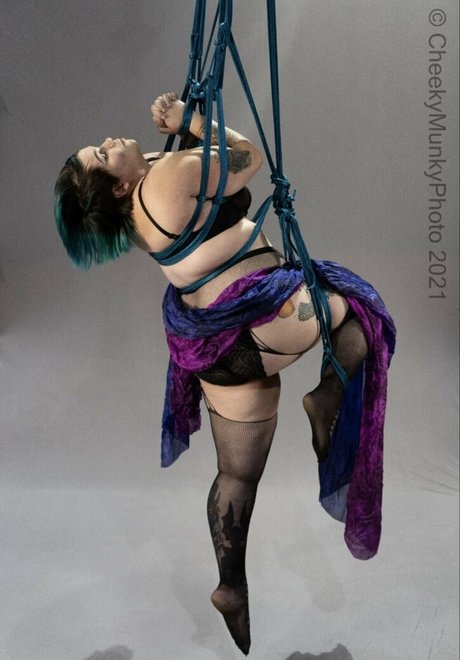Naakte gelekte OnlyFans-foto van Thighhighcosplay