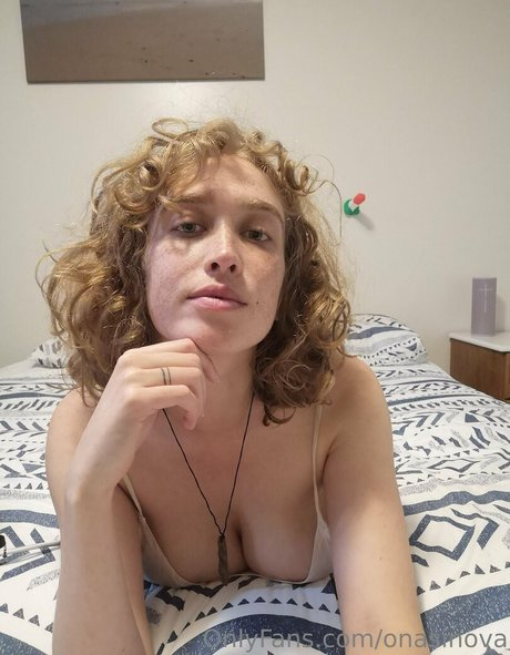 Naakte gelekte OnlyFans-foto van Onasinova