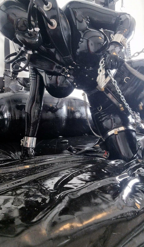 Naakte gelekte OnlyFans-foto van Rubberdollemma