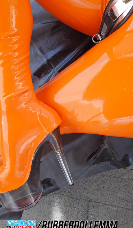 Naakte gelekte OnlyFans-foto van Rubberdollemma