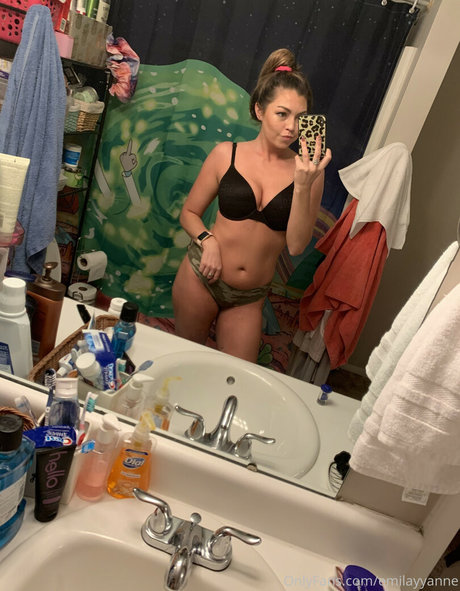 Naakte gelekte OnlyFans-foto van Emilayyy Babayy