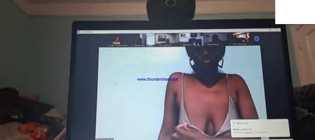 Naakte gelekte OnlyFans-foto van Shenanigans