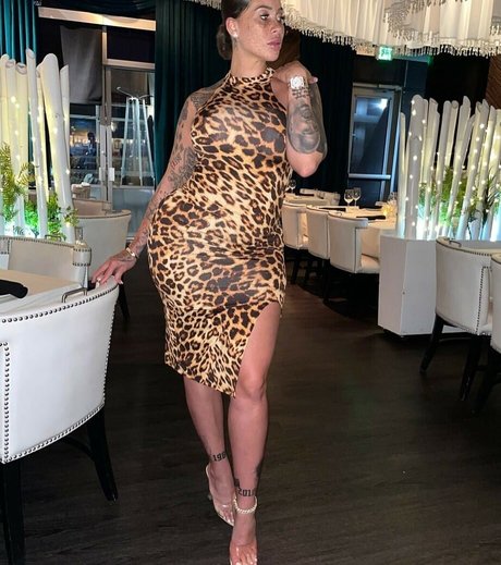 Naakte gelekte OnlyFans-foto van Megan Denise