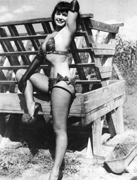 Naakte gelekte OnlyFans-foto van Bettie Page