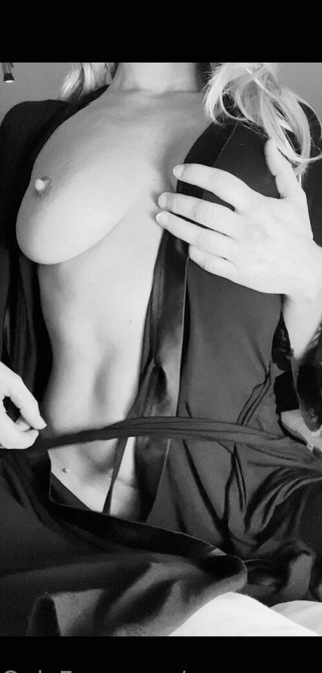Naakte gelekte OnlyFans-foto van Sexynorwegianteacher