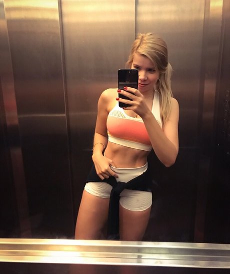 Naakte gelekte OnlyFans-foto van Izza Kowalski