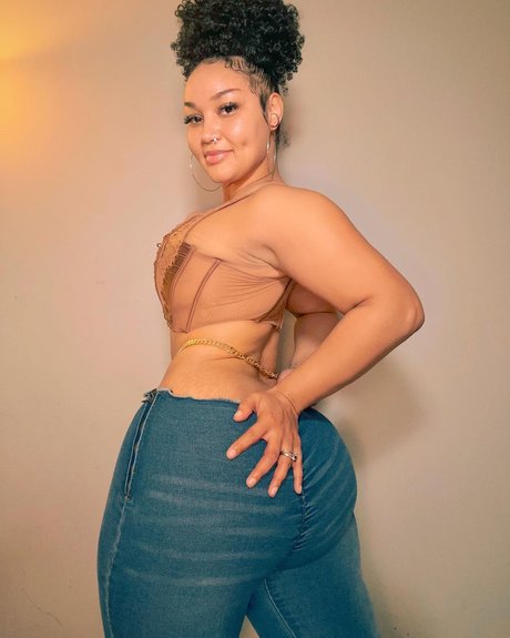 Naakte gelekte OnlyFans-foto van Darla Shuttlesworth