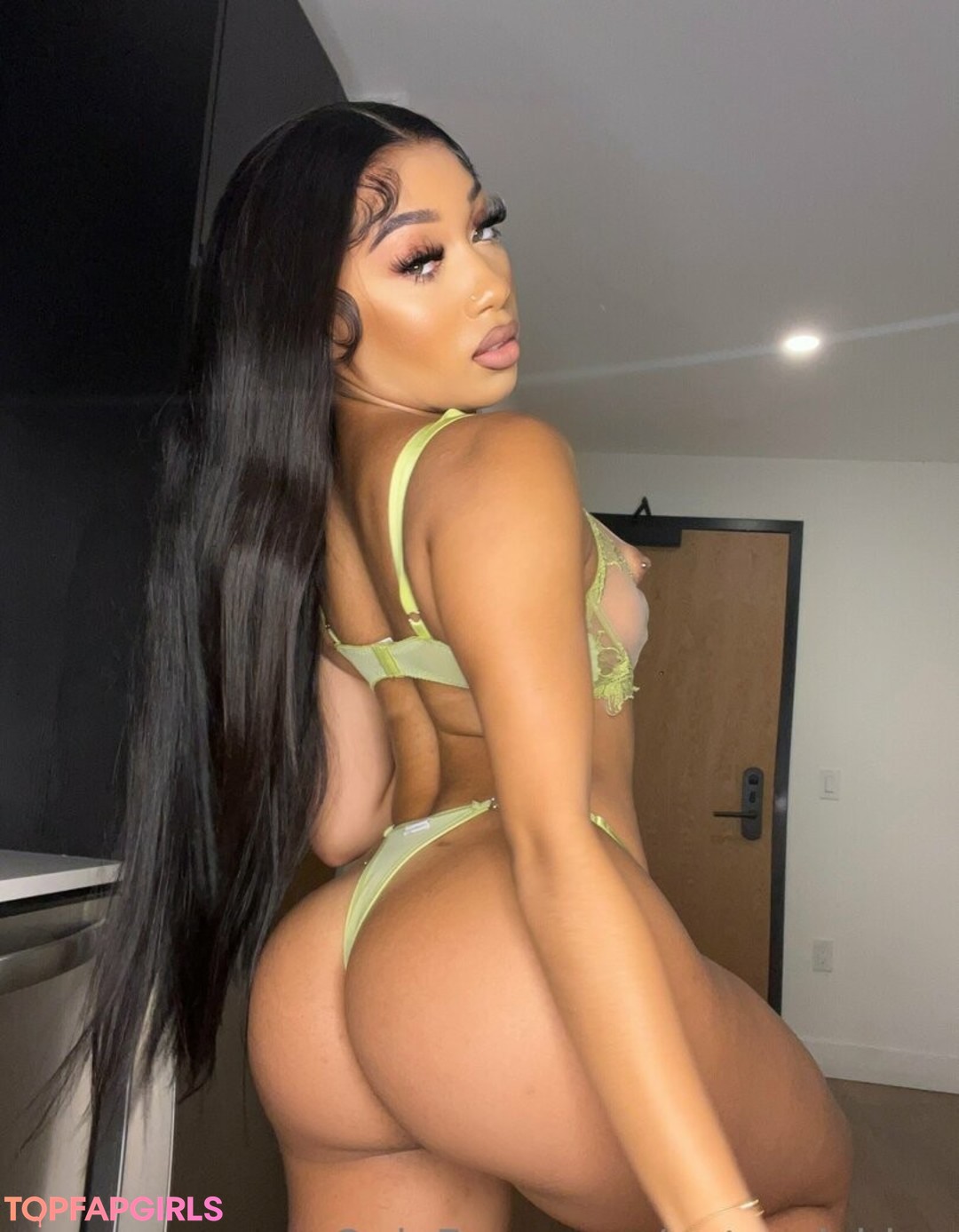 Naakte gelekte OnlyFans-foto van Bubble Booty #1038