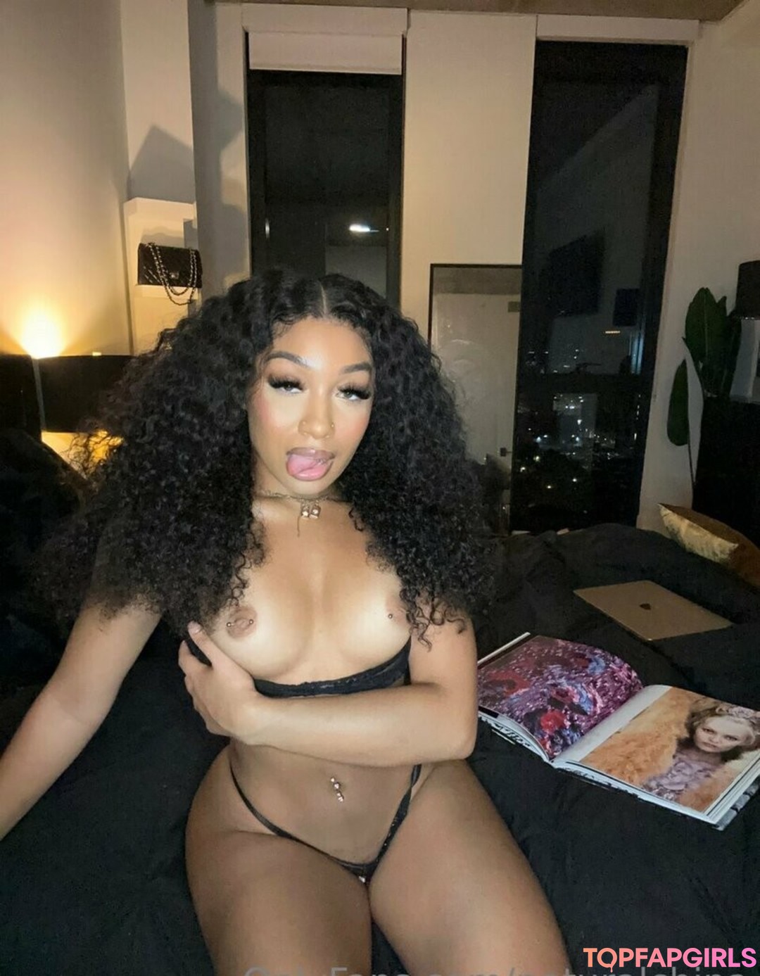Naakte gelekte OnlyFans-foto van Bubble Booty #1058