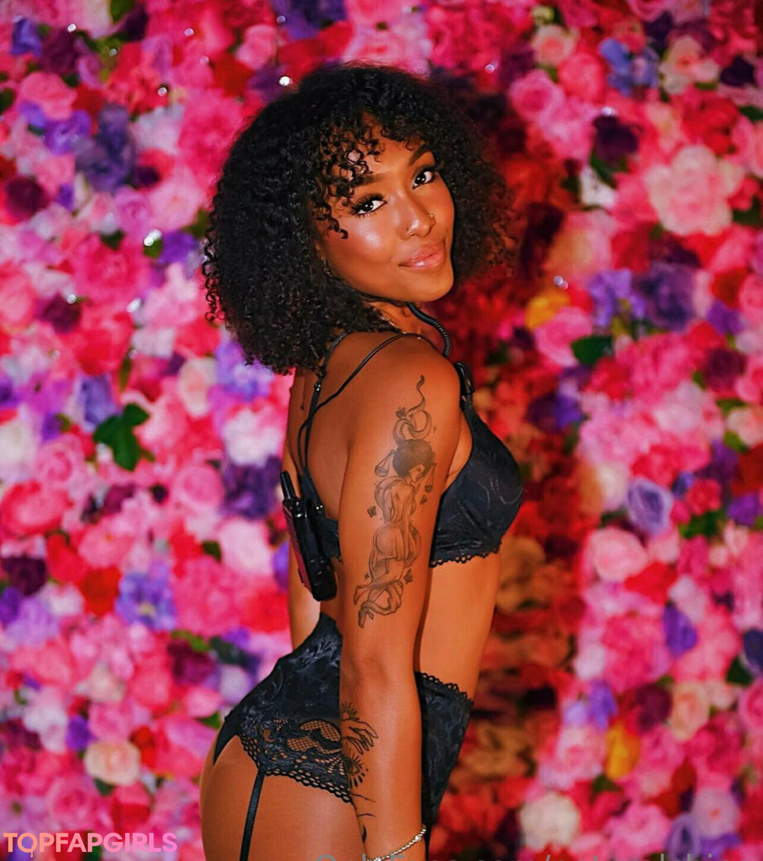 Naakte gelekte OnlyFans-foto van Bubble Booty #1412