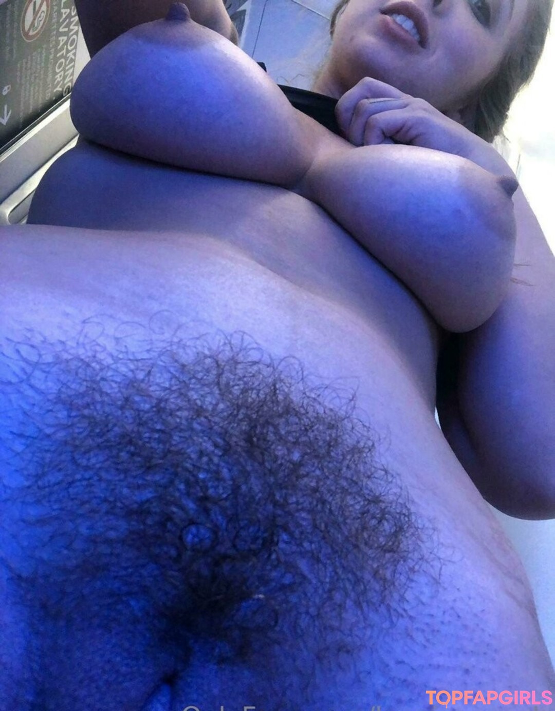 Naakte gelekte OnlyFans-foto van Lena Paul #1366