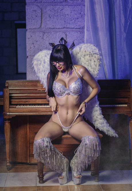 Naakte gelekte OnlyFans-foto van Mia Marin