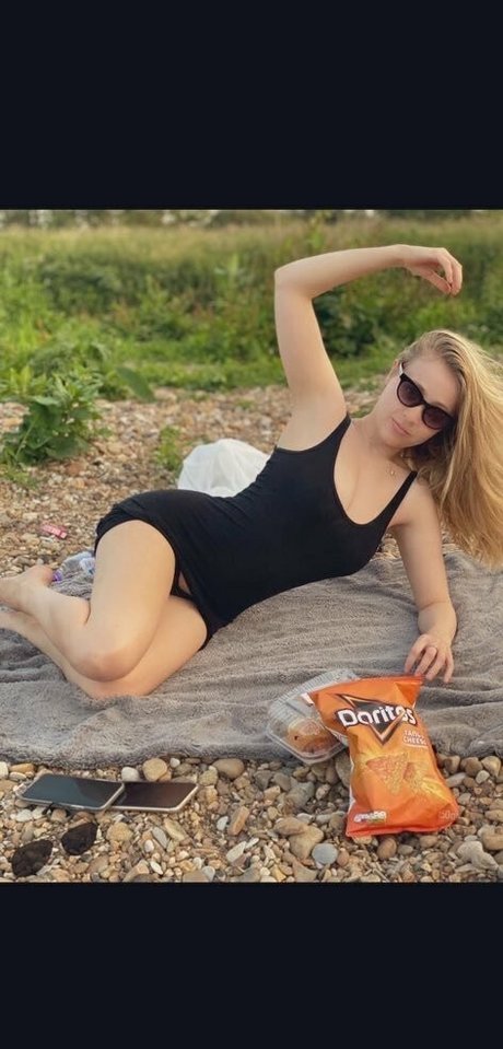 Naakte gelekte OnlyFans-foto van Cara Arabella