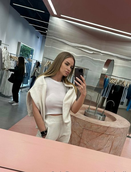 Naakte gelekte OnlyFans-foto van Erin Lesli