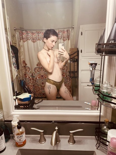 Naakte gelekte OnlyFans-foto van Alice