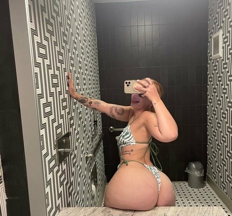 Naakte gelekte OnlyFans-foto van Taylorwrenmarie